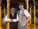 V oblben komedii Bylo ns pt hraje Michal Istenk (vlevo) Vendelna Bajzu,...