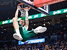 Kristaps Porzingis z Boston Celtics se zhoupl na obrouce v zápase s Oklahoma...