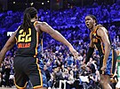 Cason Wallace a Jalen Williams z and Oklahoma City Thunder se radují bhem...