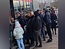 Fronta se ped Lidl outletem utvoila i v dalch dnech