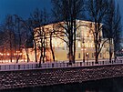 Budova ofínského paláce v noci.