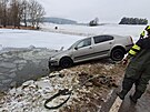 idi osobnho vozidla dostal smyk a sjel do rybnka. (8. ledna 2025)