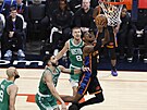 Shai Gilgeous-Alexander z Oklahomy doskakuje ke koi Bostonu Celtics.