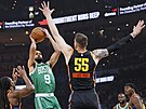 Cason Wallace z Oklahomy brání stele Derricku Whiteovi z Bostonu.