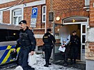 Policist eskortuj mue obvinn z vrady v Krnov k soudu