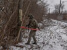 Igor z ukrajinské 114. brigády odstra�uje �ervenou pásku, kterou z�ejm� uvázali...