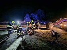 Na stecku se po vybuchnut ohostroje lekl k a svalil se na zem. Hasii se...