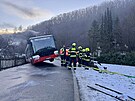 Autobus MHD sjel v Radotn na ledovce do pkopu, vyproovali ho hasii. (9....