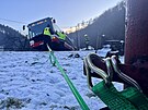 Autobus MHD sjel v Radotn na ledovce do pkopu, vyproovali ho hasii. (9....