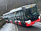 Autobus MHD sjel v Radotn na ledovce do pkopu, vyproovali ho hasii. (9....
