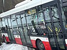 Autobus MHD sjel v Radotn na ledovce do pkopu, vyproovali ho hasii. (9....