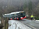 Autobus MHD sjel v Radotn na ledovce do pkopu, vyproovali ho hasii. (9....