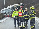 Autobus MHD sjel v Radotn na ledovce do pkopu, vyproovali ho hasii. (9....