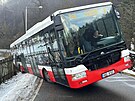 Autobus MHD sjel v Radotn na ledovce do pkopu, vyproovali ho hasii. (9....