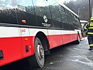 Autobus MHD sjel v Radotn na ledovce do pkopu, vyproovali ho hasii. (9....