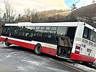 Autobus MHD sjel v Radotn na ledovce do pkopu, vyproovali ho hasii. (9....