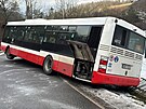 Autobus MHD sjel v Radotn na ledovce do pkopu, vyproovali ho hasii. (9....
