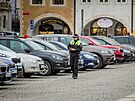 Strnice mstsk policie kontroluje v eskch Budjovicch na hlavnm nmst...