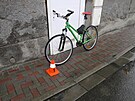 Cyklista v Perov nezvldl prjezd myc linkou u erpac stanice a poniil ji....