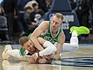 Sam Hauser (nahoe) z Boston Celtics a Donte DiVincenzo z Minnesota...