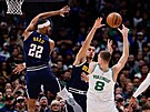 Kristaps Porzingis (8) z Boston Celtics pihrává v zápase s Denver Nuggets,...