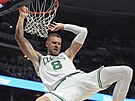 Kristaps Porzingis z Boston Celtics smeuje.