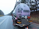 Nehoda osobnho auta a cisterny s kyselinou srovou u Nchoda (23. prosince...