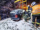 Auto v Tisu spadlo do Oleenky, hasii ho tahali jebem. (2. ledna 2025)