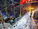 Auto v Tisu spadlo do Oleenky, hasii ho tahali jebem. (2. ledna 2025)