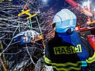 Auto v Tisu spadlo do Oleenky, hasii ho tahali jebem. (2. ledna 2025)