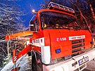 Auto v Tisu spadlo do Oleenky, hasii ho tahali jebem. (2. ledna 2025)