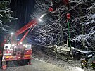 Hasii vythli auto, kter skonilo na stee v Bartoovicch v Orlickch...