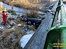 Honda skon�ila u Koko�ova v potoce. �idi� havaroval na namrzl� silnici. (9....