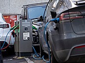 Elektromobily se nabíjejí prost�ednictvím nabíjecí stanice na ulici v norském...