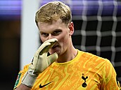 eský branká Antonín Kinský bhem své premiéry v dresu anglického Tottenhamu.