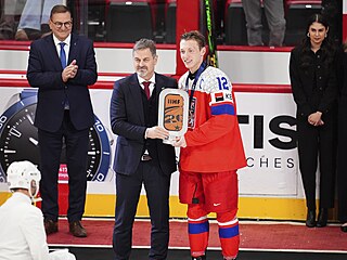Eduard alé a Petr Bíza s trofejí pro bronzový tým svtového ampionátu junior