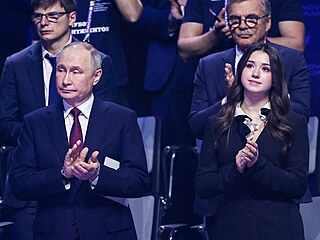 OBJEVÍ SE ZNOVU NA OLYMPIÁD? Rutí krasobruslai smjí bojovat o úast na pítích olympijských hrách, zda se jich zúastní i kontroverzní Kamila Valijevová není jisté. Krom výkonnosti by mohla být pekákou její astá setkání s Vladimírem Putinem.