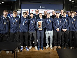 Hokejoví junio�i pózují s trofejí za t�etí místo ze sv�tového �ampionátu 2025....