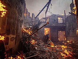 �í�ení po�áru v Los Angeles ohro�uje tisíce budov, n�které ji� pohltil. (7....