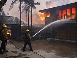 V�trná bou�e v Los Angeles pohání po�ár, který ohro�uje tisíce budov. (8. ledna...