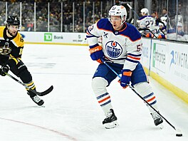 Pavel Zacha (vlevo) z Bostonu atakuje Jeffa Skinnera z Edmontonu.
