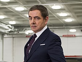 Parodie na bondovky. Rowan Atkinson v roli agenta Johnnyho Englishe.
