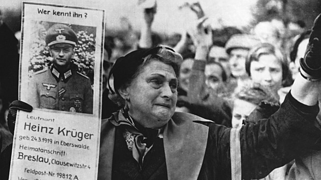 Friedland 1955. Matka poh�e�ovan�ho n�meck�ho voj�ka sh�n� informace o sv�m synovi. 