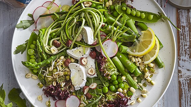 Jarní salát s chestem, kozím sýrem a oíky