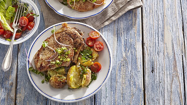 Peené kotlety s bylinkovými bramborami