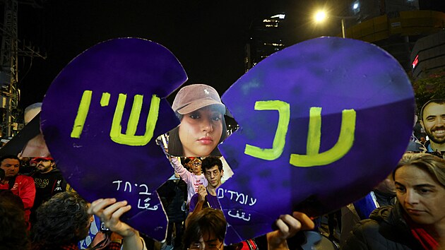 Podle agentury DPA v sobotu ve�er znovu vy�ly do ulic velk�ch m�st tis�ce Izraelc� a po�adovaly dohodu o propu�t�n� rukojm�ch, kter� radik�lov� z teroristick�ho hnut� Ham�s unesli do P�sma Gazy. (4. ledna 2024)