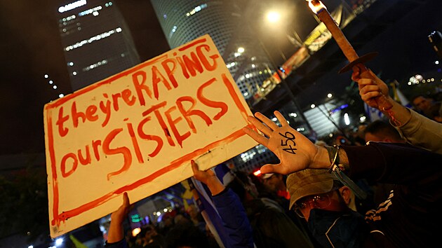 Podle agentury DPA v sobotu ve�er znovu vy�ly do ulic velk�ch m�st tis�ce Izraelc� a po�adovaly dohodu o propu�t�n� rukojm�ch, kter� radik�lov� z teroristick�ho hnut� Ham�s unesli do P�sma Gazy. (4. ledna 2024)