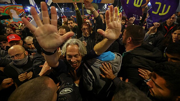 Podle agentury DPA v sobotu ve�er znovu vy�ly do ulic velk�ch m�st tis�ce Izraelc� a po�adovaly dohodu o propu�t�n� rukojm�ch, kter� radik�lov� z teroristick�ho hnut� Ham�s unesli do P�sma Gazy. (4. ledna 2024)