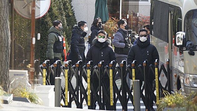 Vy�et�ovatel� se pokusili zatknout jihokorejsk�ho prezidenta Jun Sok-jola. V cest� st�la jeho ochranka. (3. ledna 2025)