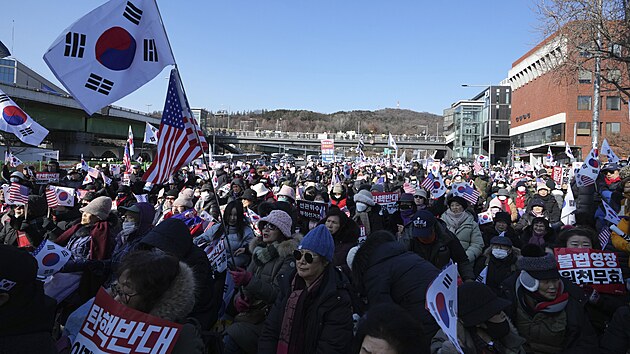 P��znivci jihokorejsk�ho prezidenta Jun Sok-jola v ulic�ch v dob�, kdy se ho policie a ��ady pokusily zatknoiut. (3. ledna 2025)